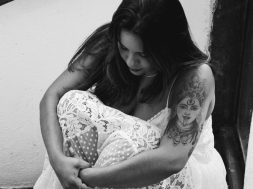 Tami Bhavani sentada no Espaço Mani em Belo Horizonte {{brizy_dc_image_alt entityId=